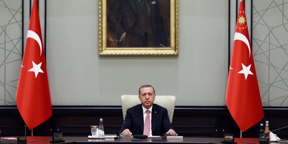 Turecký prezident Erdogan vyhlásil trojmesačný výnimočný stav: Toto všetko si môže vláda dovoliť!