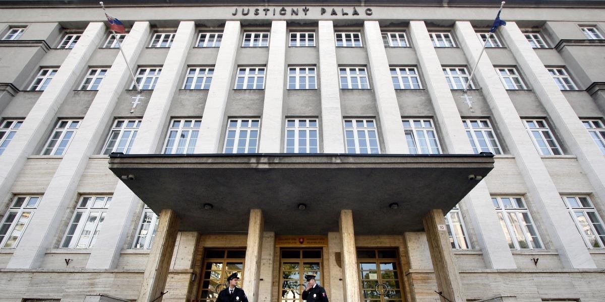 Pyrotechnici v budove Krajského súdu v Bratislave bombu nenašli