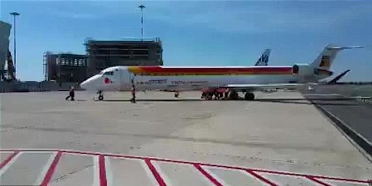 VIDEO Toto je sila: 11 zamestnancov letiska dostalo lietadlo na odletovú dráhu
