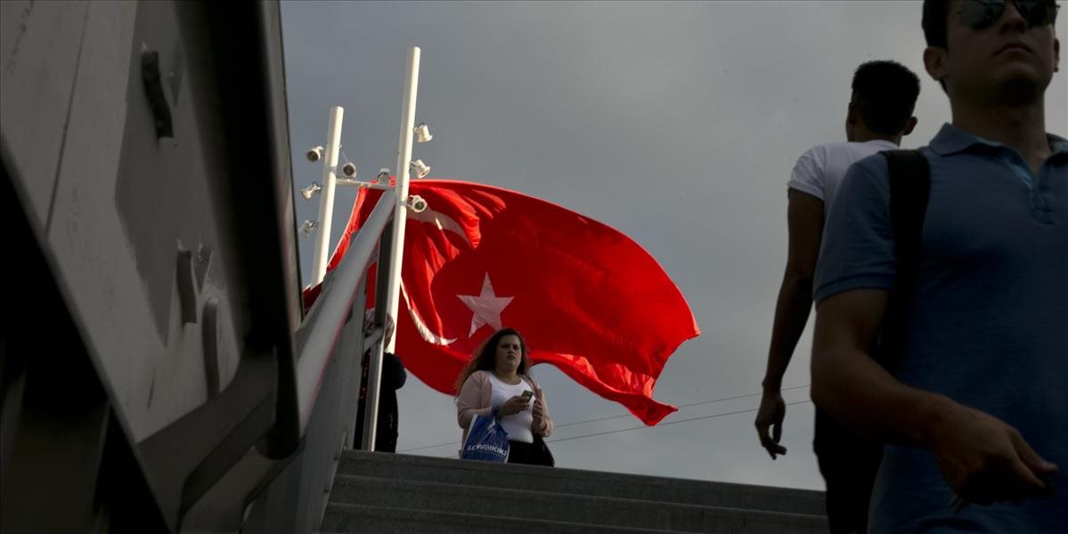 Turecký parlament schválil trojmesačný výnimočný stav