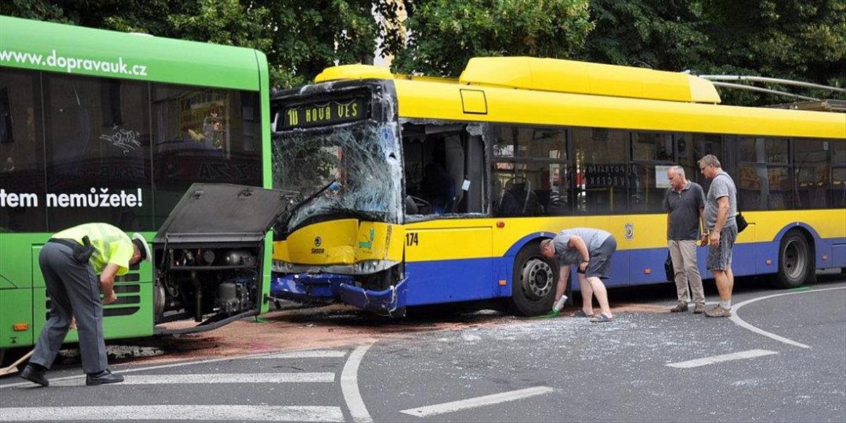 Pri zrážke trolejbusu a autobusu MHD v Tepliciach sa zranilo 15 ľudí