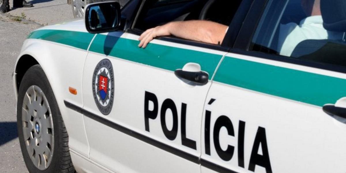 Polícia obvinila muža, ktorý sa mal pokúsiť ukradnúť veci v mikrovlnke