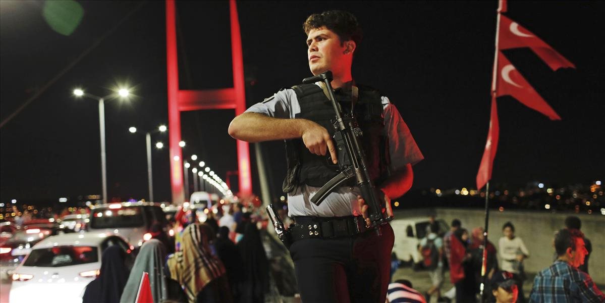 Počet ľudí zatknutých v súvislosti s prevratom v Turecku stúpol na vyše 10 000
