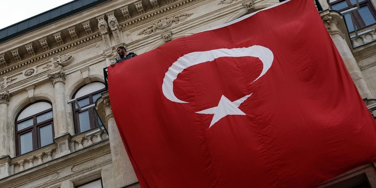Turecko zrušilo platnosť 11.000 pasov; zatkli vojakov prezidentskej stráže
