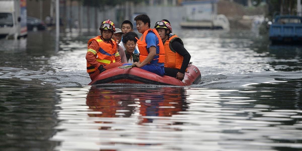 Dážď a povodne zabili v Číne tento týždeň takmer osem desiatok ľudí