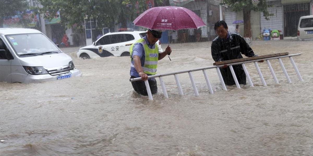 Pri povodniach a zosuvoch pôdy prišlo v Nepále o život najmenej 39 ľudí