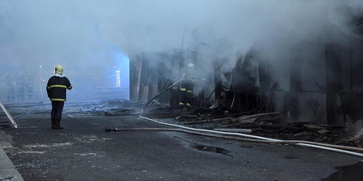 Požiar hospodárskej budovy v Žehre:  Plamene zničili celú strechu a časť konštrukcie