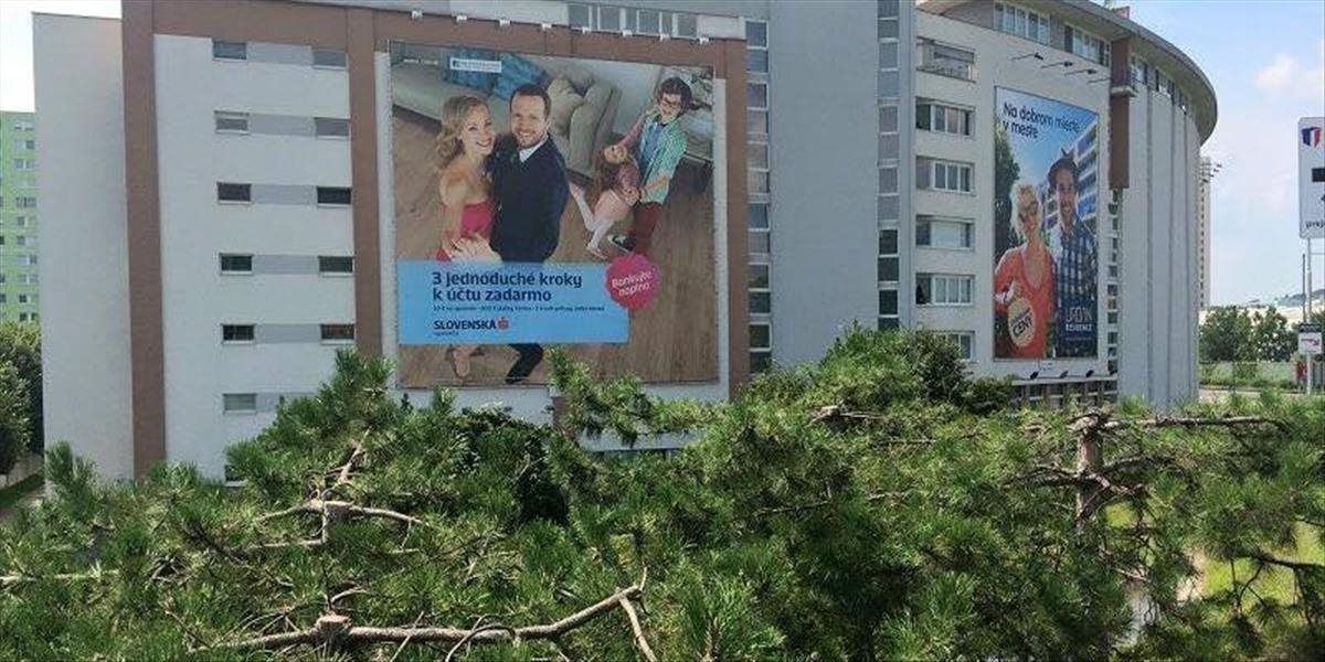 Obrovská drzosť: V Bratislave niekto zničil ihličnaté stromy, pre výhľad na bilbordy