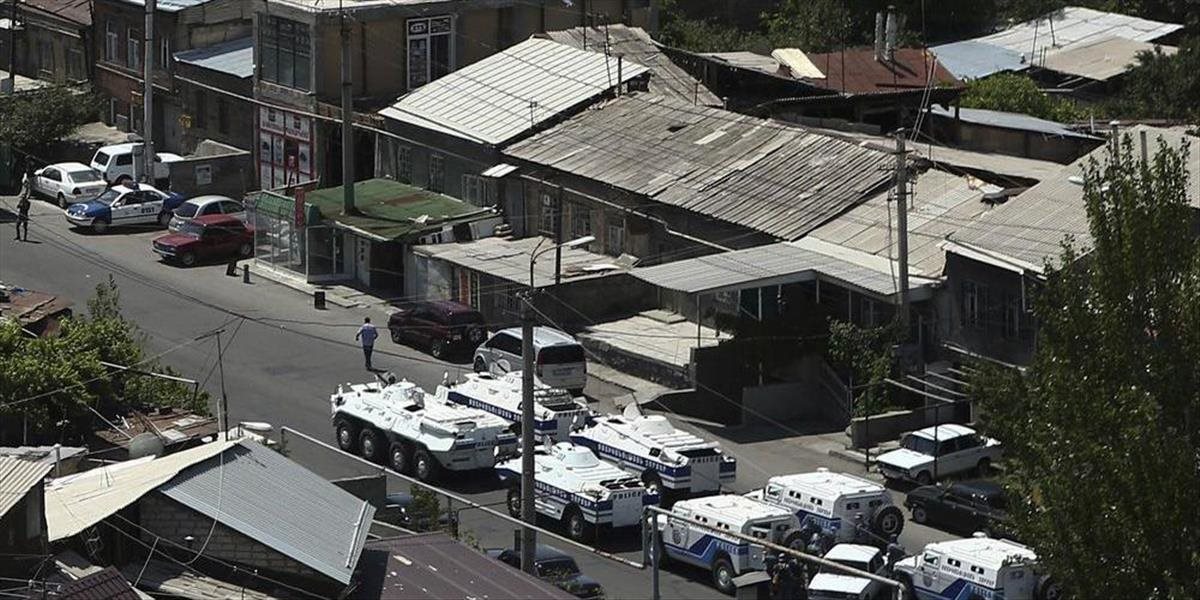 Ozbrojenci, okupujúci policajnú stanicu v arménskom Jerevane, zajali zdravotníkov