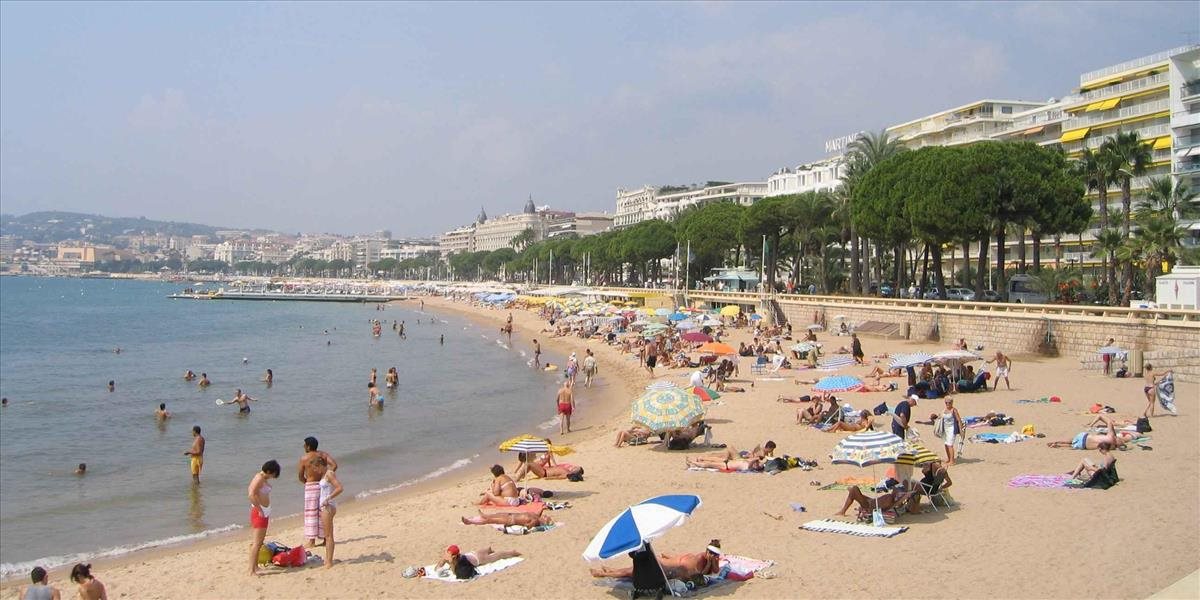 Vedenie mesta Cannes vydalo zákaz nosenia veľkých tašiek na pláži