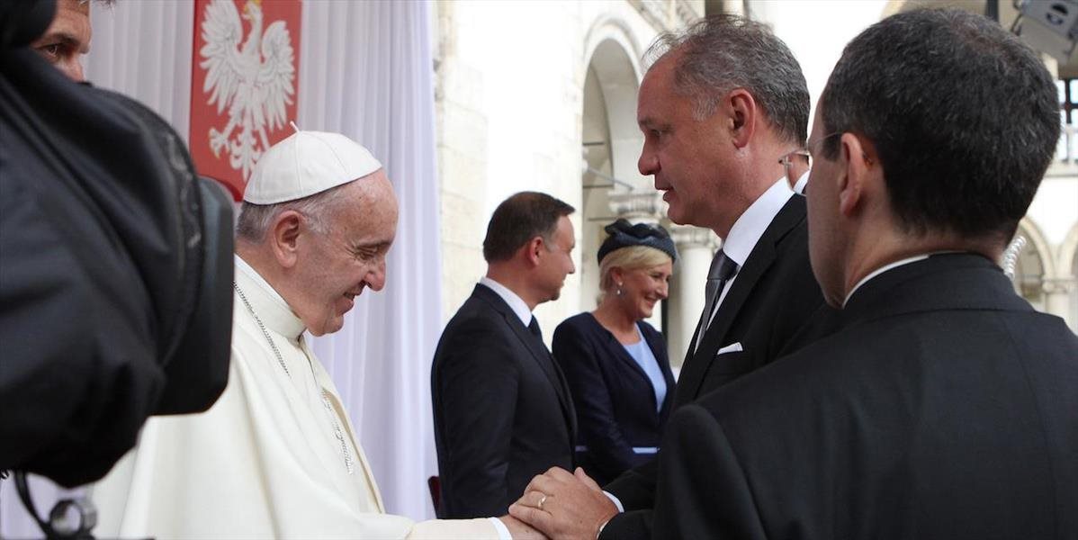 Prezident sa stretol sa s pápežom Františkom, opätovne ho pozval k nám