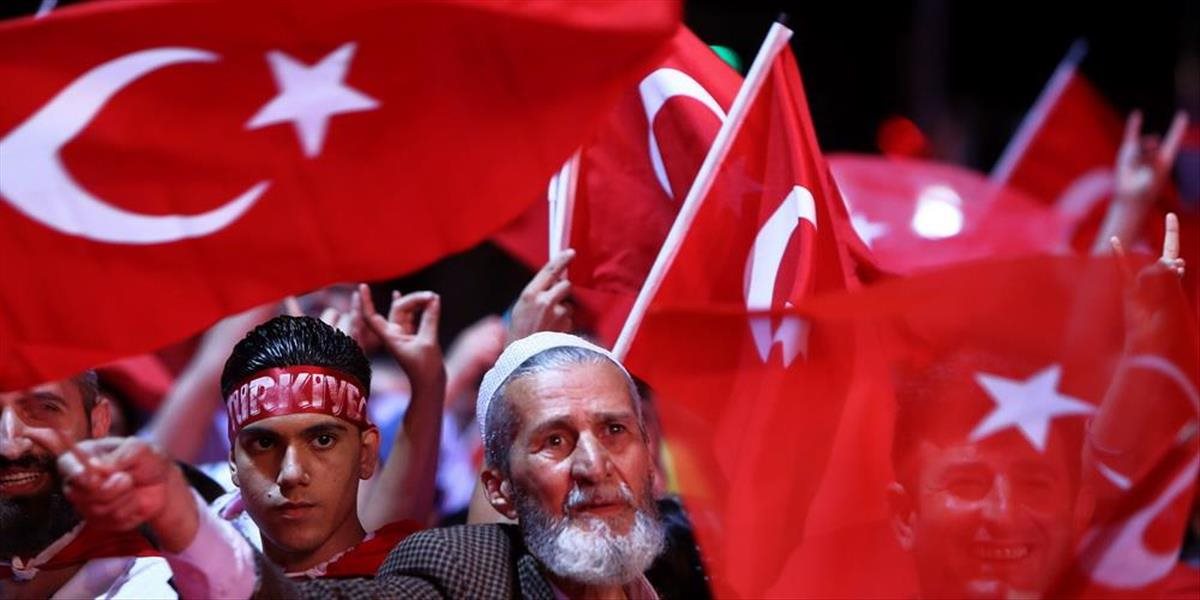 Turecká vláda prikročila k ďalším čistkám v radoch armády i médiách