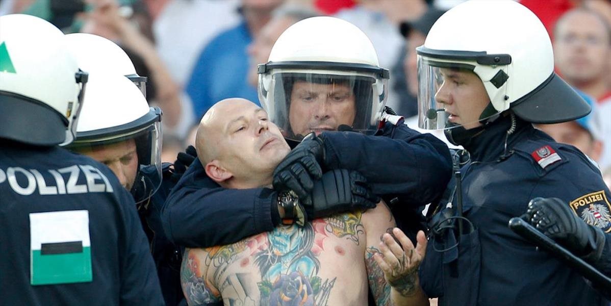 Viedenskí policajti mali plné ruky práce s trnavskými fanúšikmi