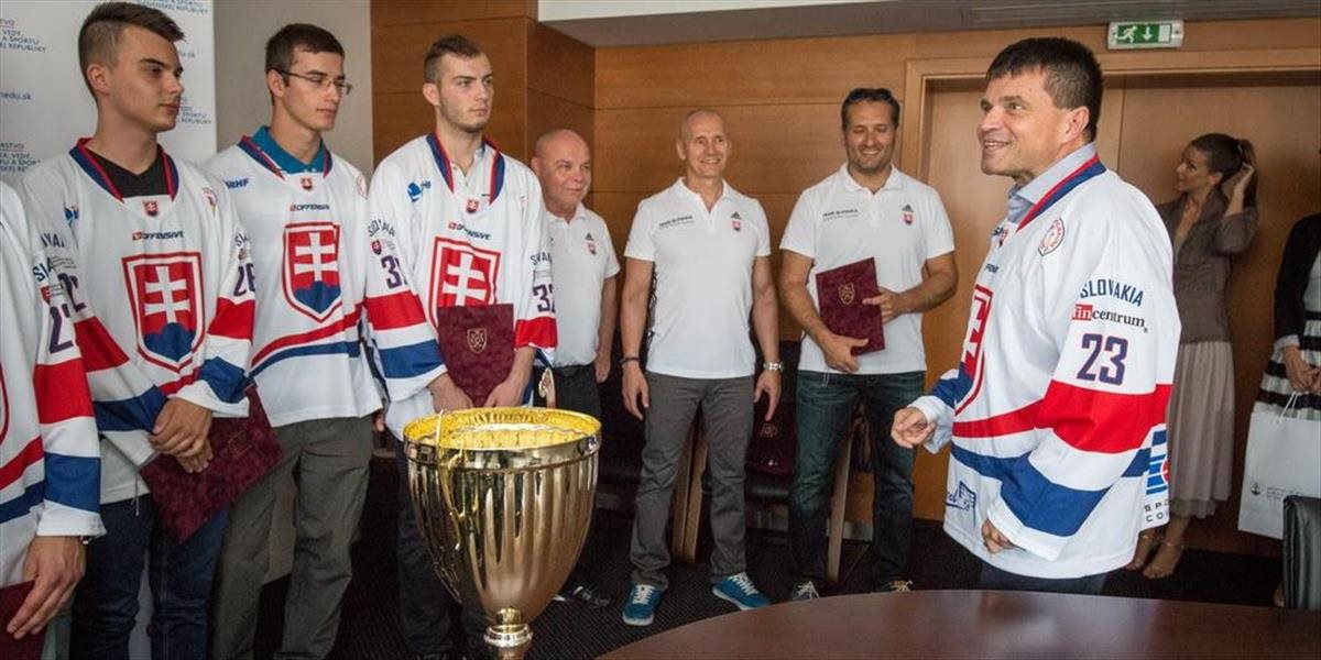 Minister Plavčan ocenil juniorských majstrov sveta v hokejbale