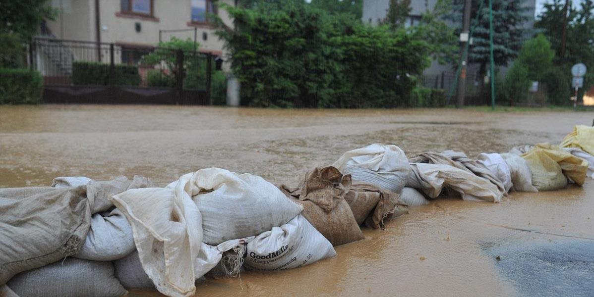 Revúca zažíva pohromu: V meste zasahujú hasiči, cesty a pivnice sú zaplavené!