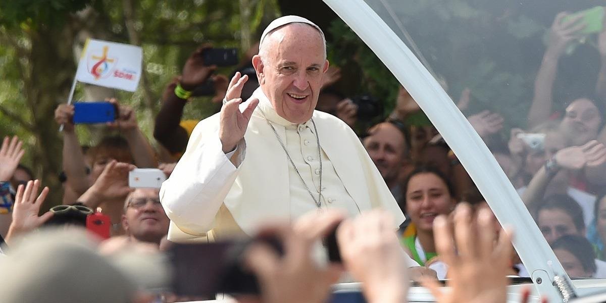 Pápež mladým: Skúste politiku, aktivizumus, nebuďte peciválmi