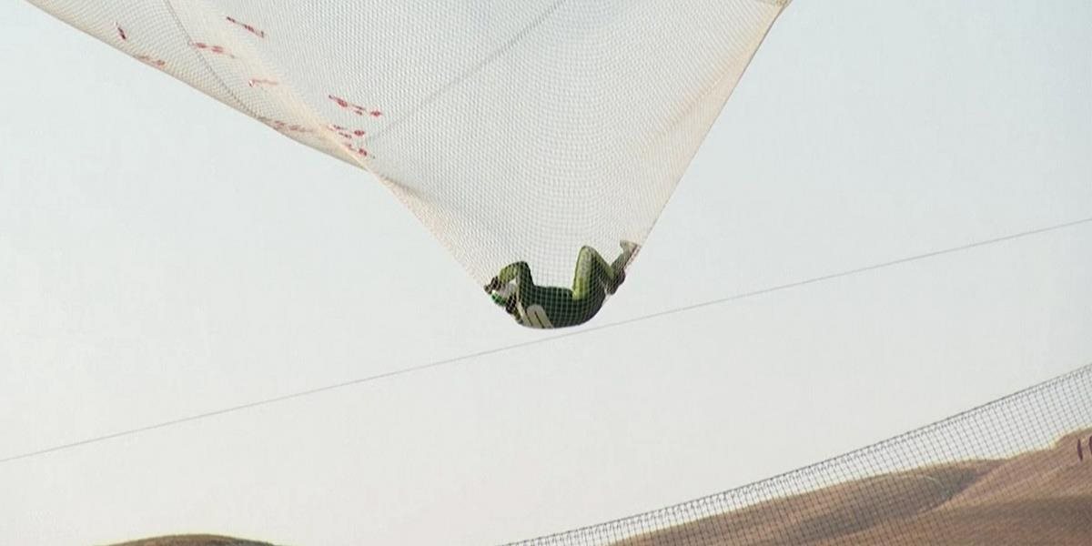 VIDEO Američan zoskočil z výšky 7620 metrov bez padáka