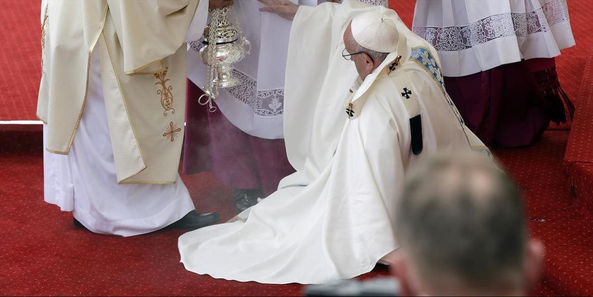 VIDEO Pápež spadol pri omši: Zabudol som, že na okraji oltára je schod