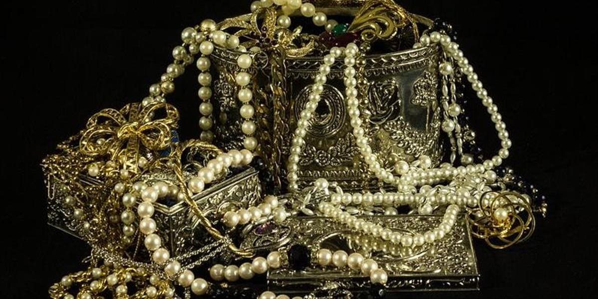 Manželia objavili diamantové šperky v kresle za päť libier