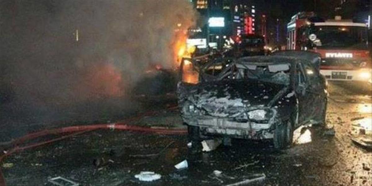 Pri výbuchu bomby uloženej v aute zahynulo päť tureckých policajtov