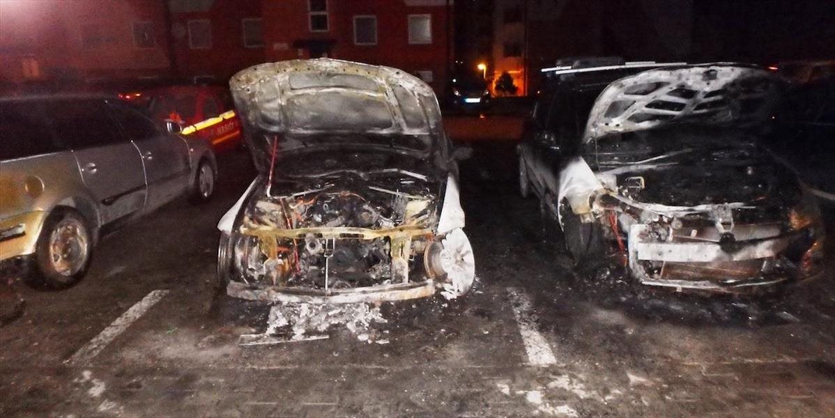 V Trnave zhoreli v noci dve autá