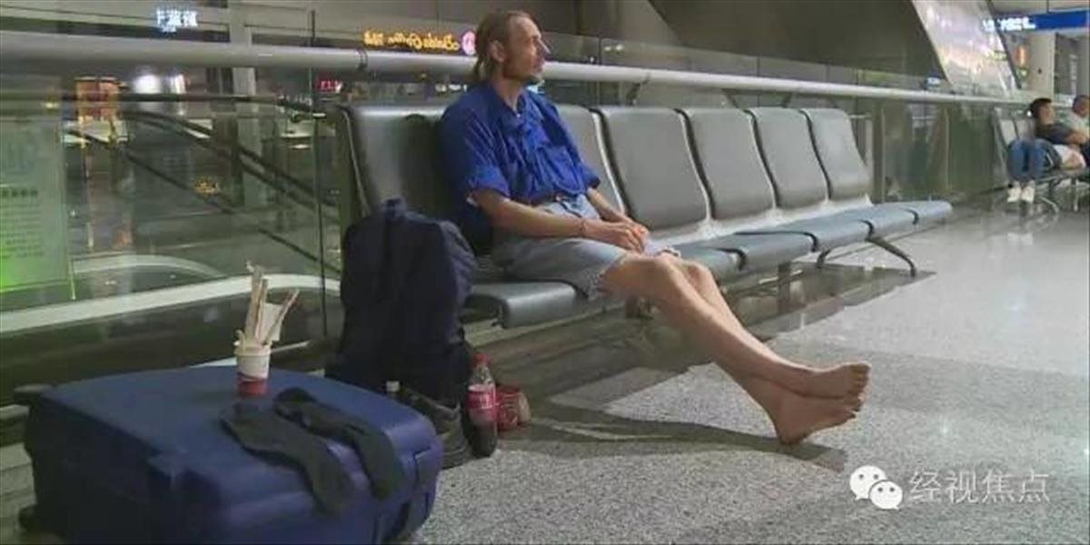 FOTO Holanďan čakal na letisku v Číne desať dní na priateľku zo zoznamky