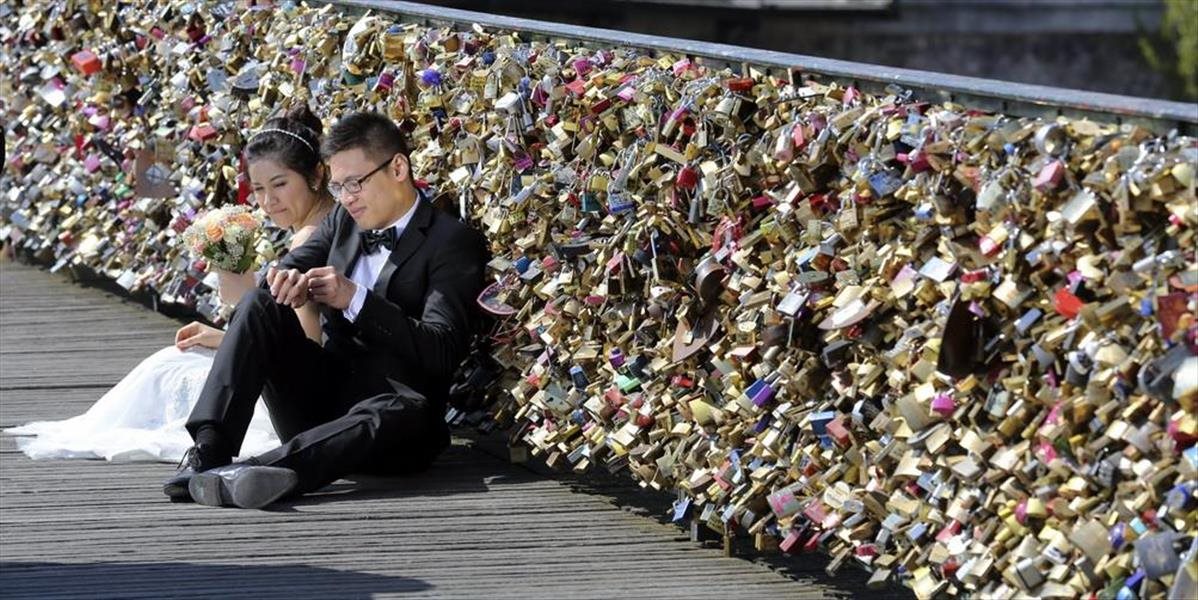Parížska radnica odkazuje zaľúbencom, aby už nevešali zámky lásky po mostoch