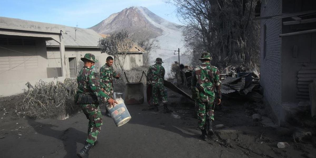 V Indonézii vybuchli tri sopky, erupcie narušili niektoré lety