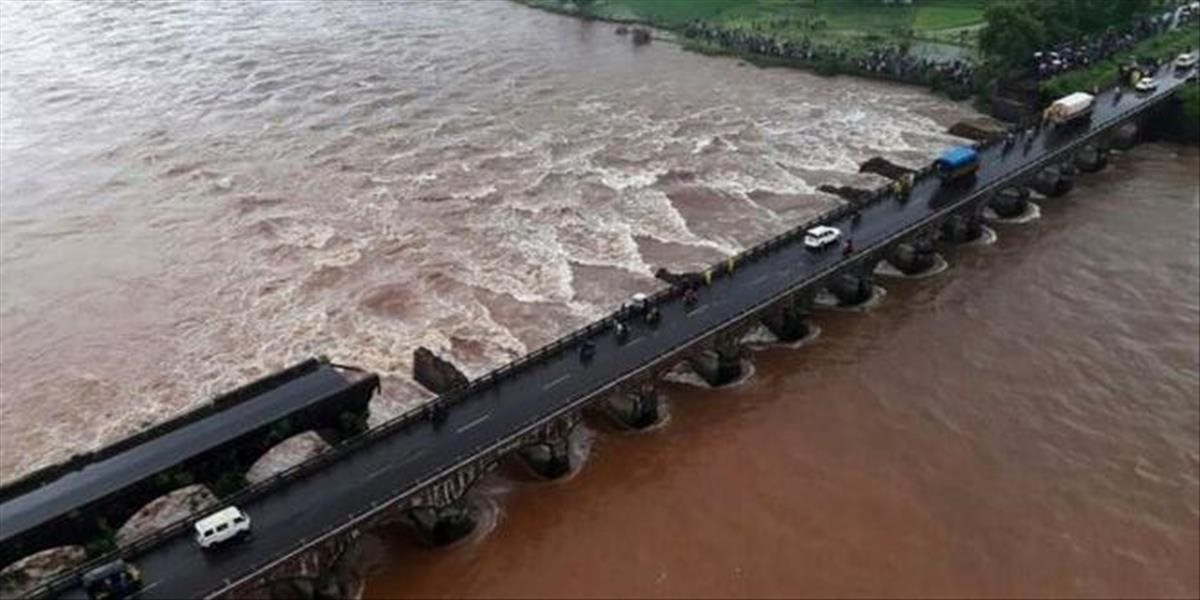 FOTO Po zrútení mosta do rieky v Indii je nezvestných najmenej 22 ľudí