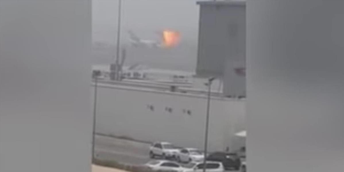 VIDEO Havária lietadla na letisku v Dubaji: Zranilo sa 13 ľudí, požiarnik prišiel o život