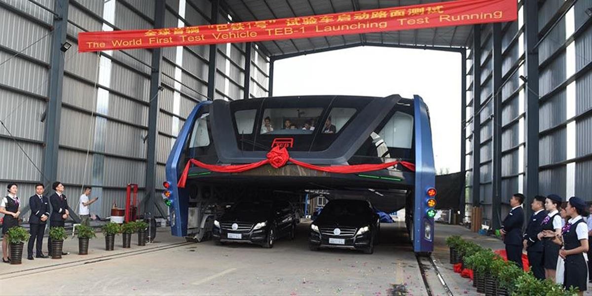 VIDEO V Číne testujú autobus budúcnosti: Perfektne sa vyhne každej zápche