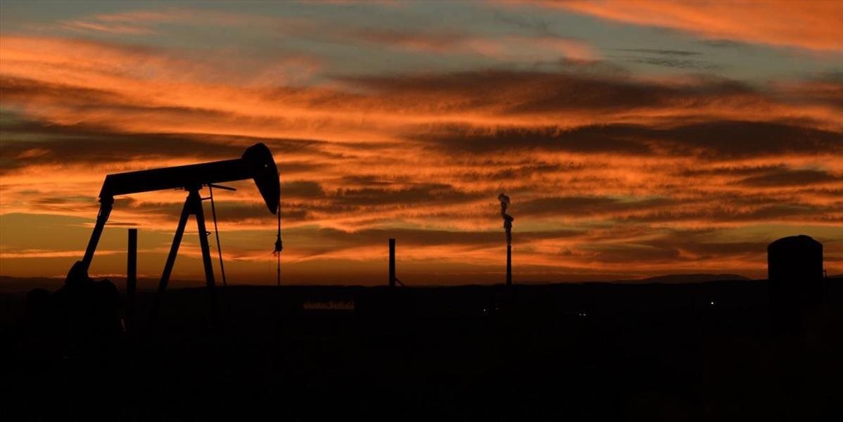 Pokračujúce vysoké zásoby tlačia na ceny ropy, cena Brentu klesla pod 44 USD
