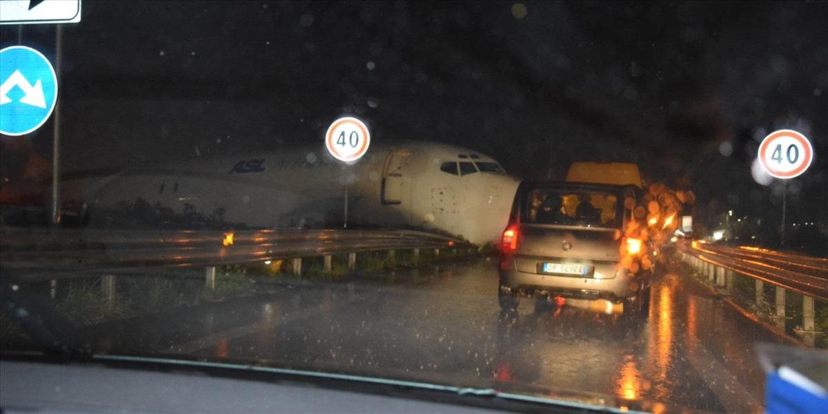 FOTO Nákladné lietadlo nezabrzdilo na pristávacej dráhe milánskeho letiska, skončilo na ceste