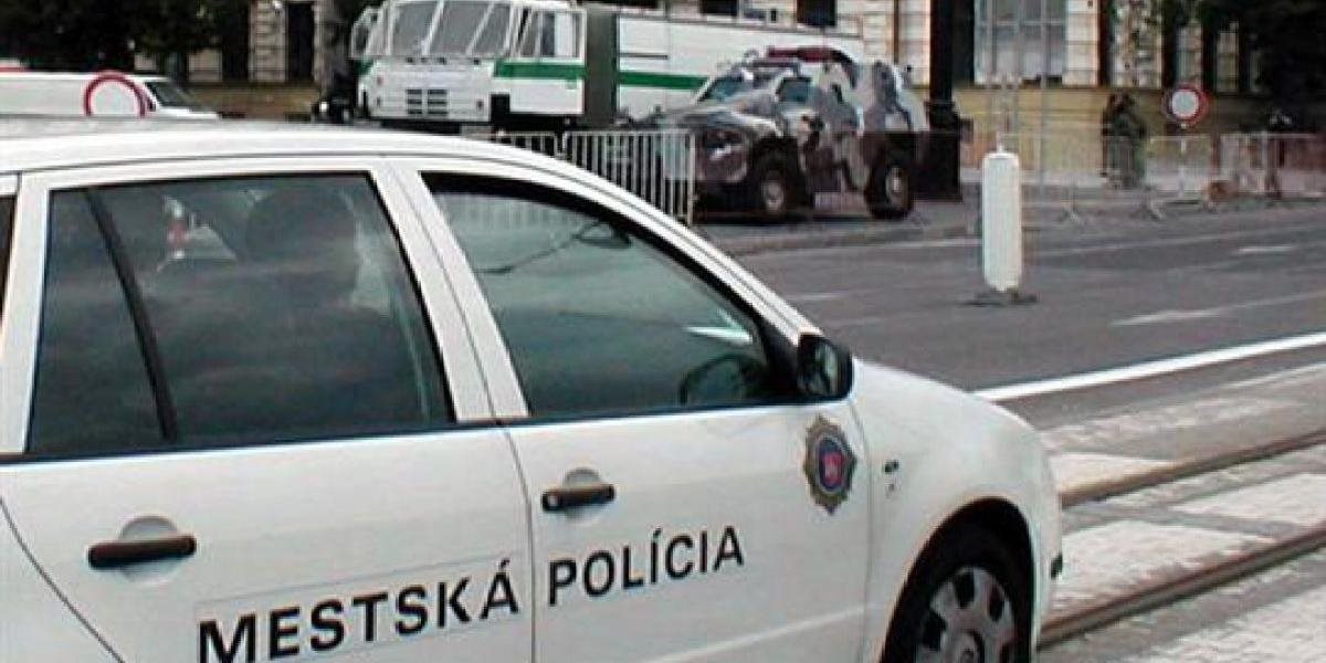 Mestská polícia v Bratislave kontroluje státie áut na cyklochodníkoch