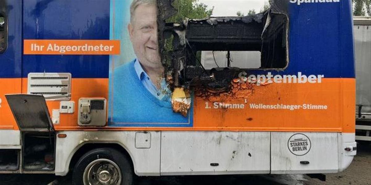 FOTO Spokojnosť voličov s Merkelovou klesá: Autobus CDU bol možno terčom útoku