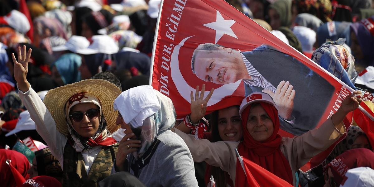 Milióny ľudí sa zišli na istanbulskej demonštrácii proti prevratu