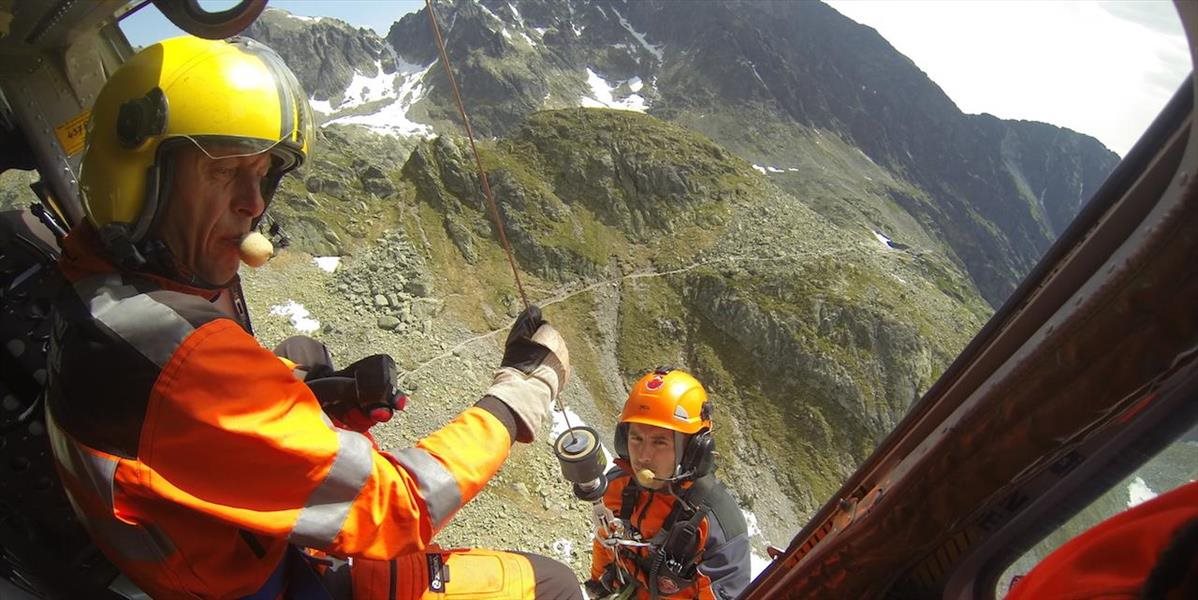 Leteckí záchranári pomáhali zranenému horolezcovi