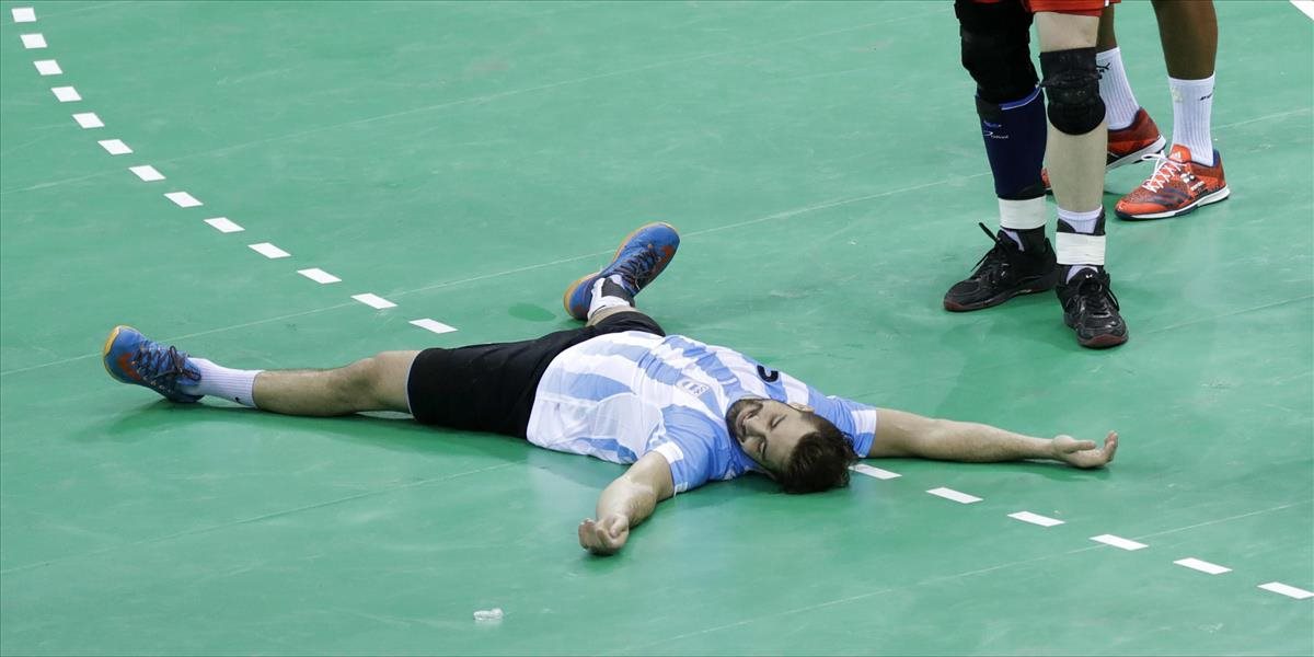 Argentínski hádzanári vyslobodili z výťahu tenistu Del Potra