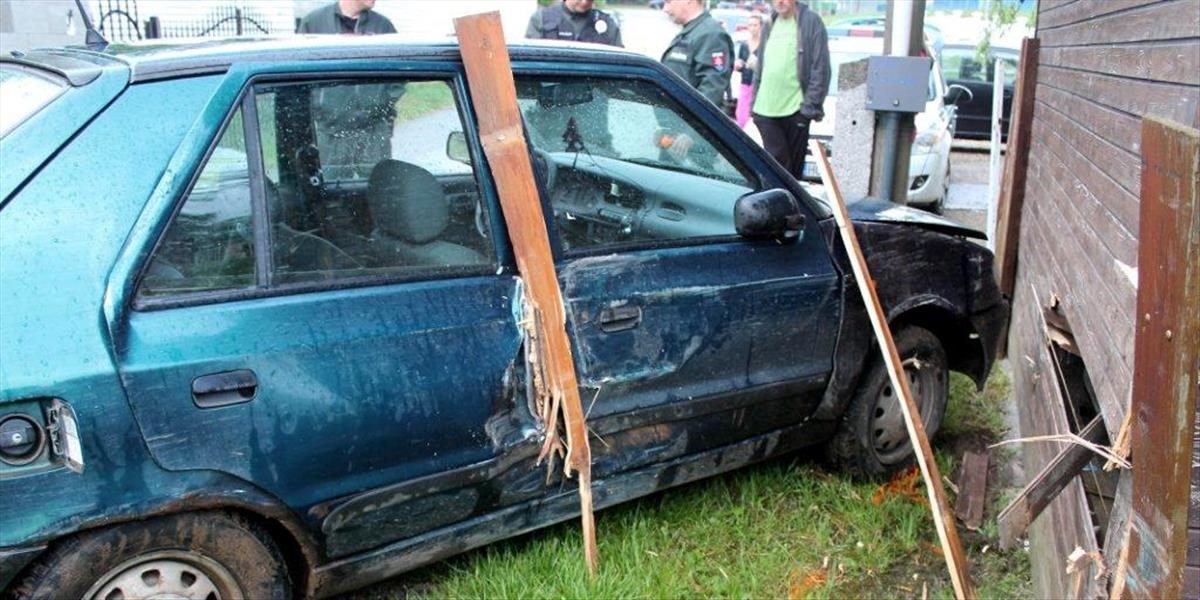 Opitý mladík bez vodičáka havaroval, spôsobil poriadnu škodu