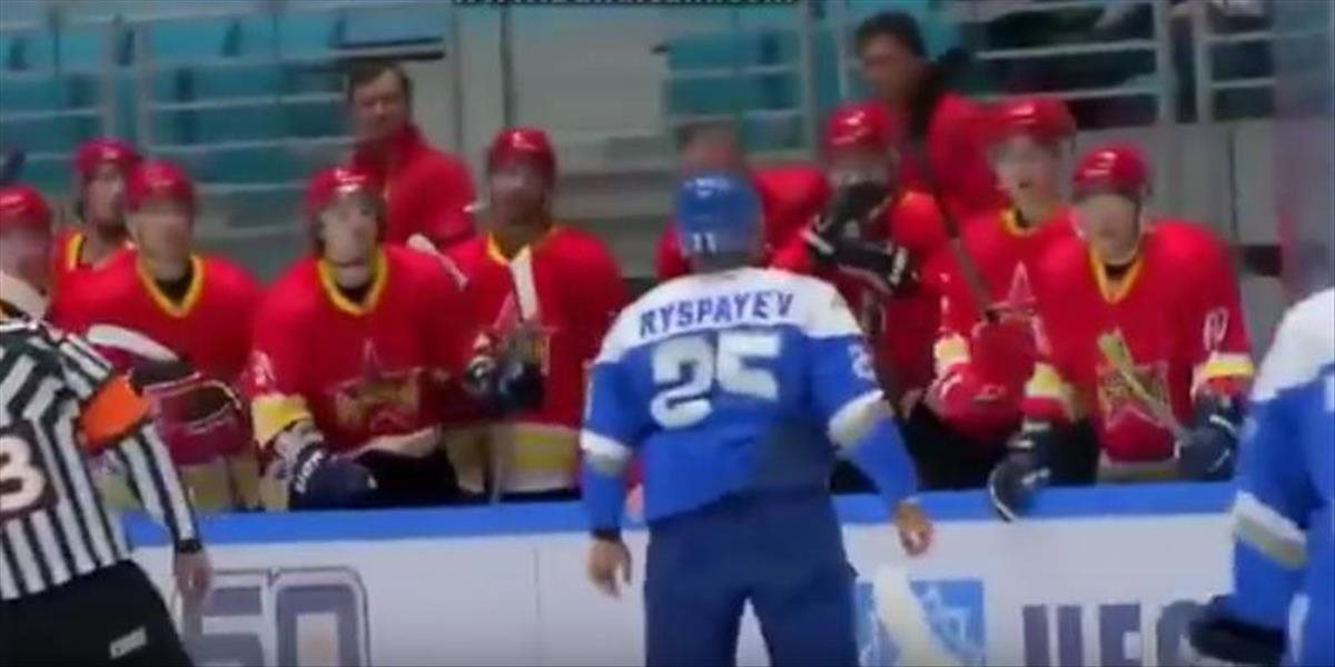 VIDEO KHL: Duel Astana - Kunlun ukončila hromadná bitka, Marcinko skončil v nemocnici