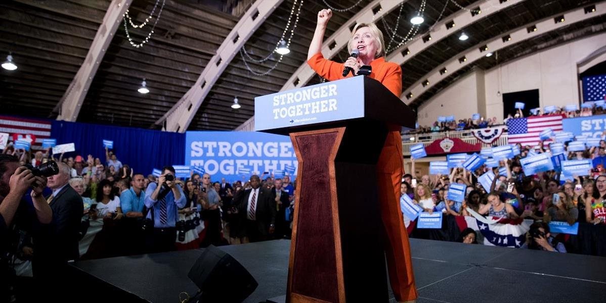 Clintonová sa zúčastní na všetkých troch predvolebných debatách