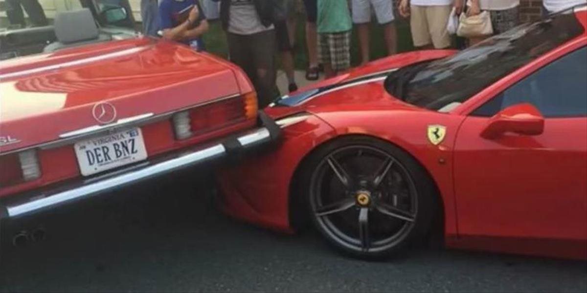 VIDEO Žena nacúvala do vzácneho Ferrari: Majiteľ sa poriadne nahneval