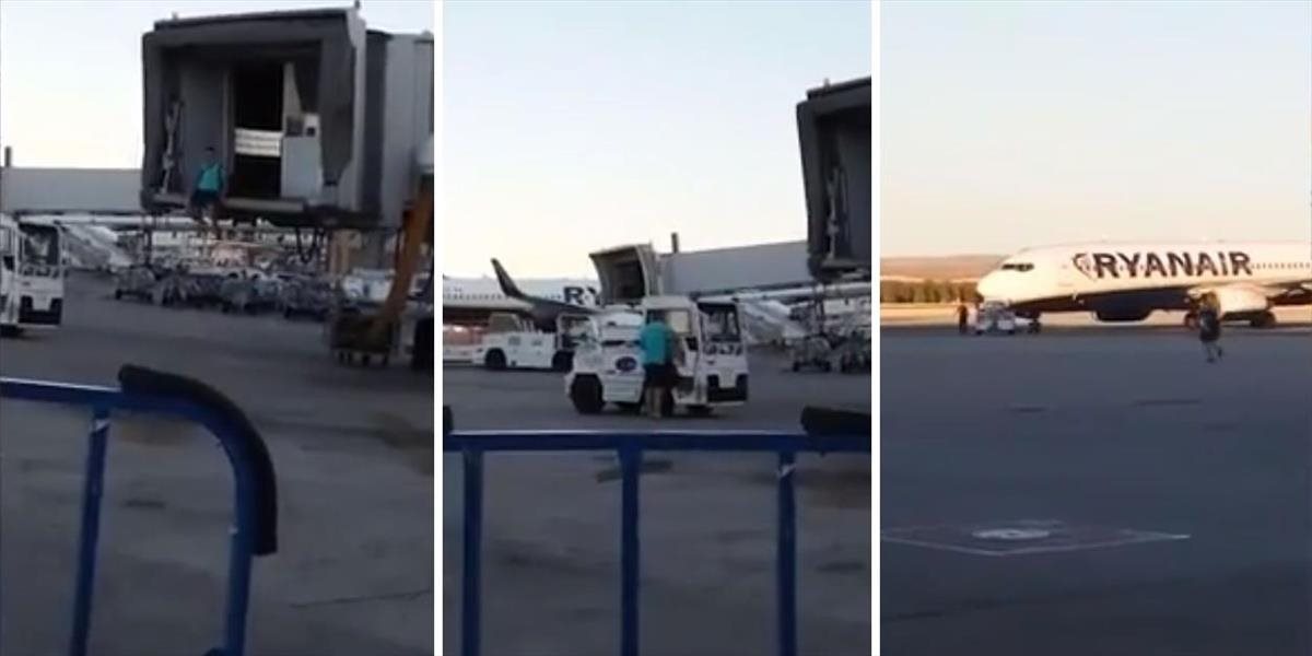 Neuveriteľné VIDEO: Muž nestíhal lietadlo, bežal za ním na odletovú plochu