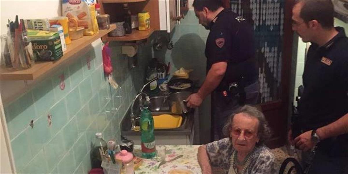 FOTO Dvaja policajti našli doma plačúcich dôchodcov: Navarili im jedlo a dodali pocit istoty