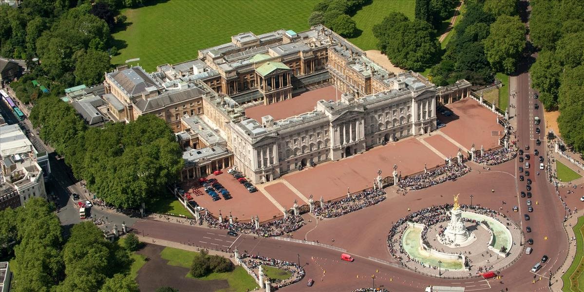 Plot Buckinghamského paláca chcel preliezť ďalší opitý mladík
