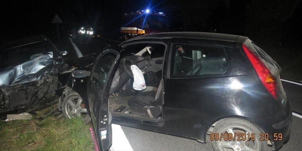 FOTO Vodič Fiatu predbiehal na zákaze a spôsobil vážnu nehodu, ktorá si vyžiadala päť zranených