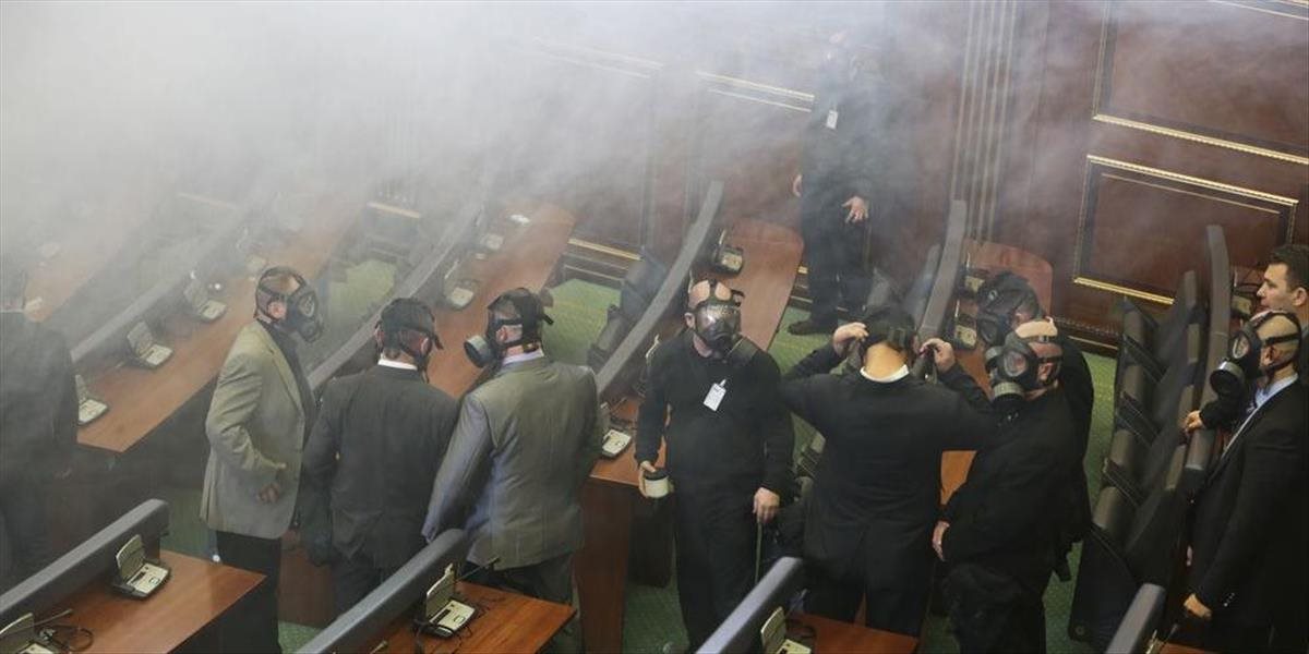 Kosovská opozícia použila slzotvorný plyn, aby ním prerušila rokovanie parlamentu o hranici s Čiernou Horou