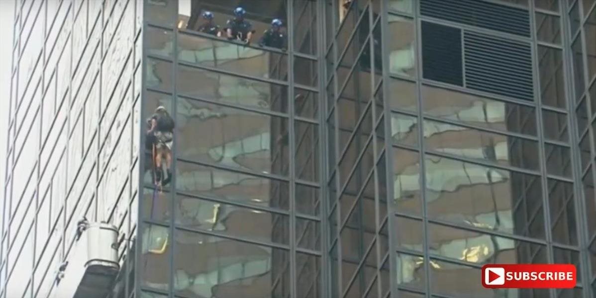 FOTO a VIDEO Mladík sa pokúšal vyliezť na mrakodrap Trump Tower pomocou lana a prísaviek