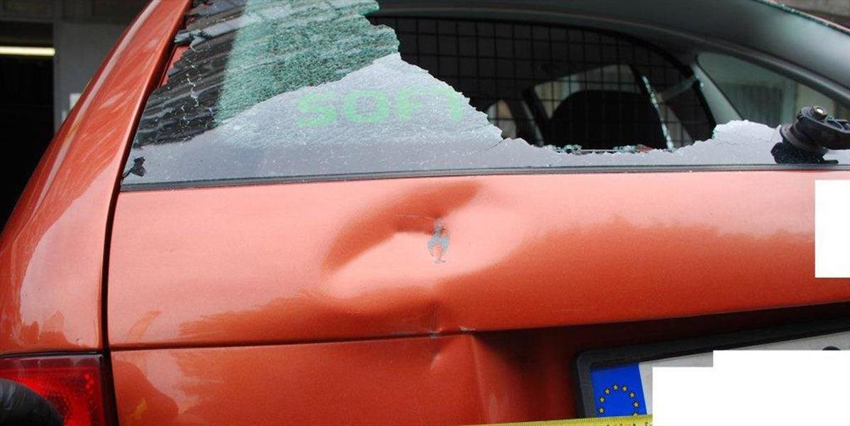 Zničili auto, v ktorom sedel majiteľ so synom: Hrozí im rok väzenia