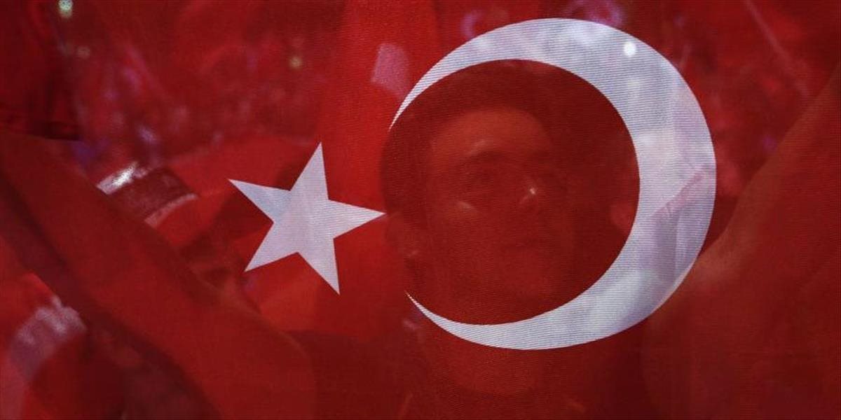 Turecko po prevrate pátra po 32 diplomatoch na úteku
